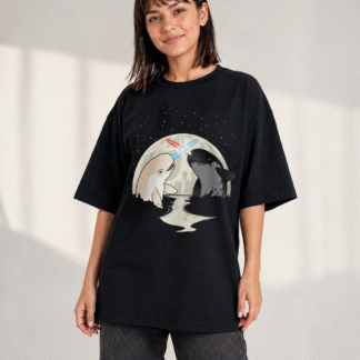 Duelo de Narvales - remera unisex, ejemplo calce Oversize