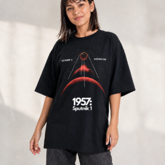 Órbita 1957 - remera unisex, ejemplo calce Oversize