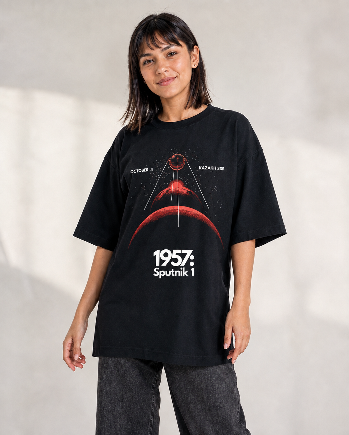 Órbita 1957 - remera unisex, ejemplo calce Oversize