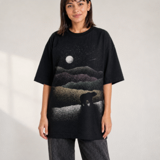 Oso Nocturno - remera unisex, ejemplo calce Oversize